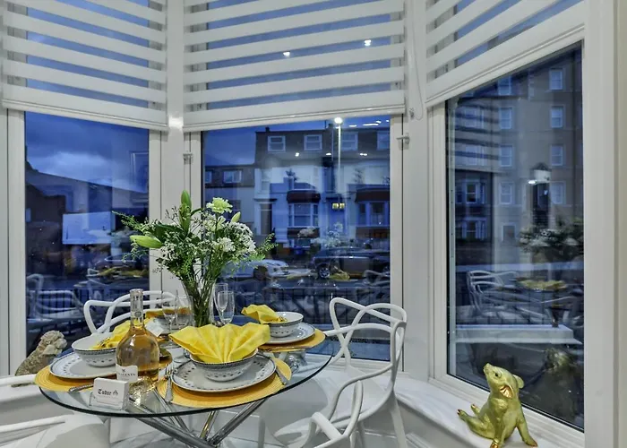 The Apartment - Ground Floor - Luxury For Up To 4 Guests Near Open Air Theatre And North Bay