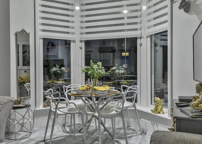 The Apartment - Ground Floor - Luxury For Up To 4 Guests Near Open Air Theatre And North Bay